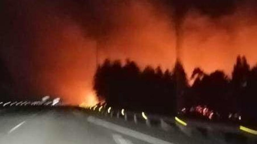 Las llamas en el Oriente, muy cerca de la Autovía del Cantábrico