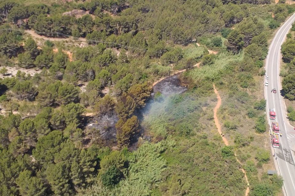 Un incendio quema 2.160m² de vegetación en Gavà