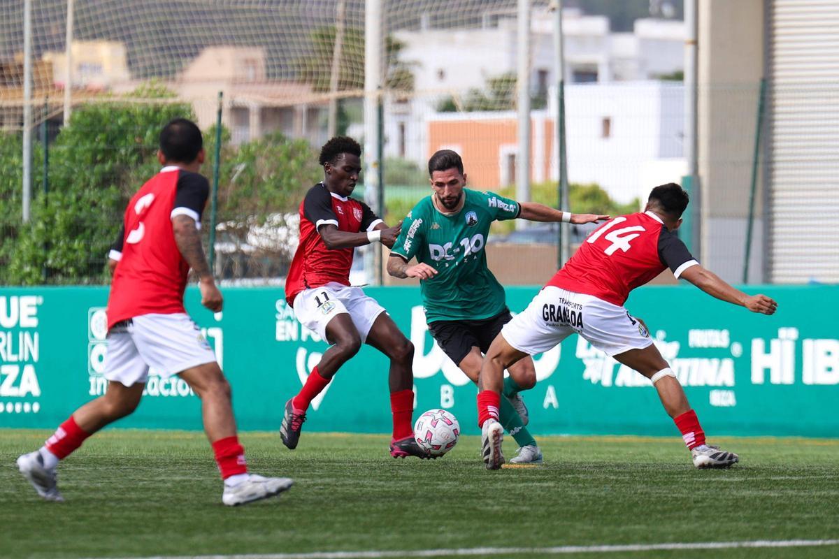 Imágenes de la derrota de la PE Sant Jordi por 1-2 ante el CD Migjorn