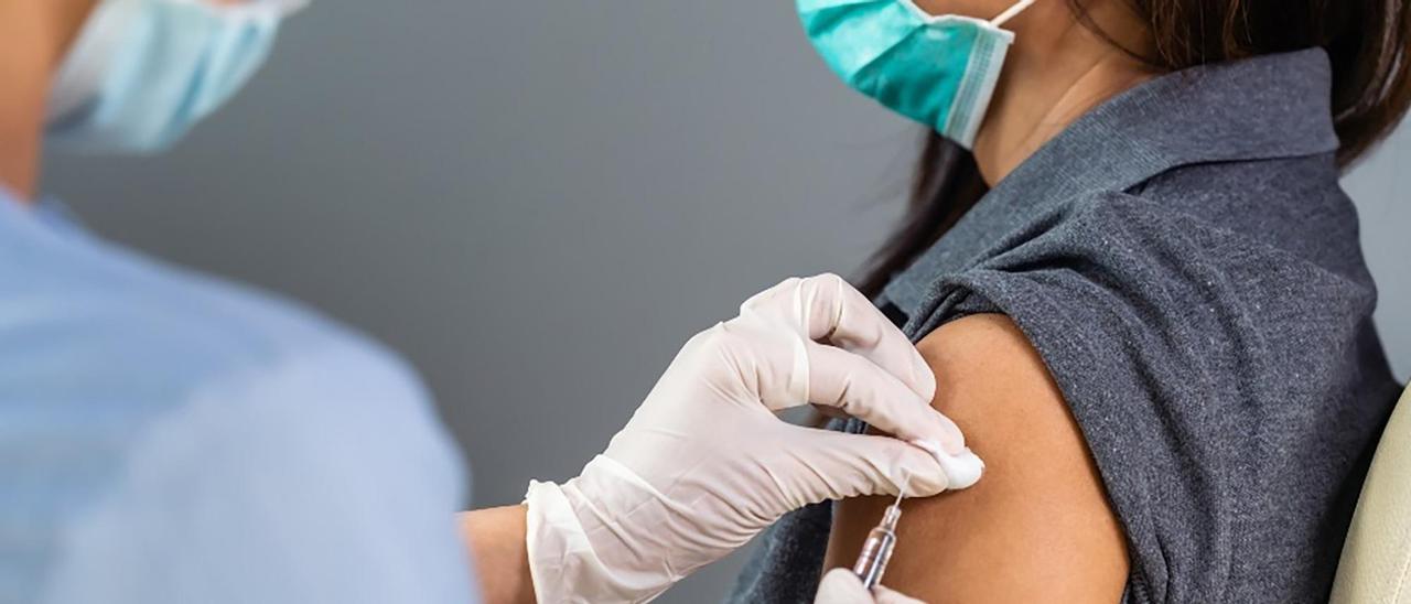 Una persona recibe una dosis de la vacuna del COVID