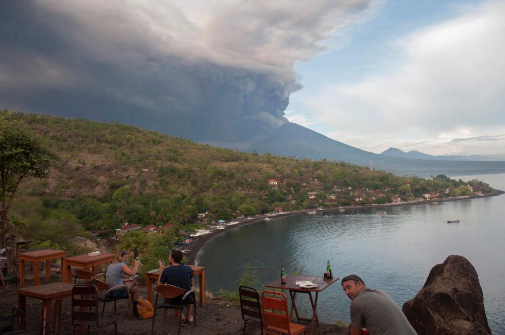 El archipiélago indonesio se asienta dentro del denominado "Anillo de Fuego" del Pacífico, una zona de gran actividad sísmica y volcánica que es sacudida por miles de temblores al año, la mayoría de escasa magnitud.