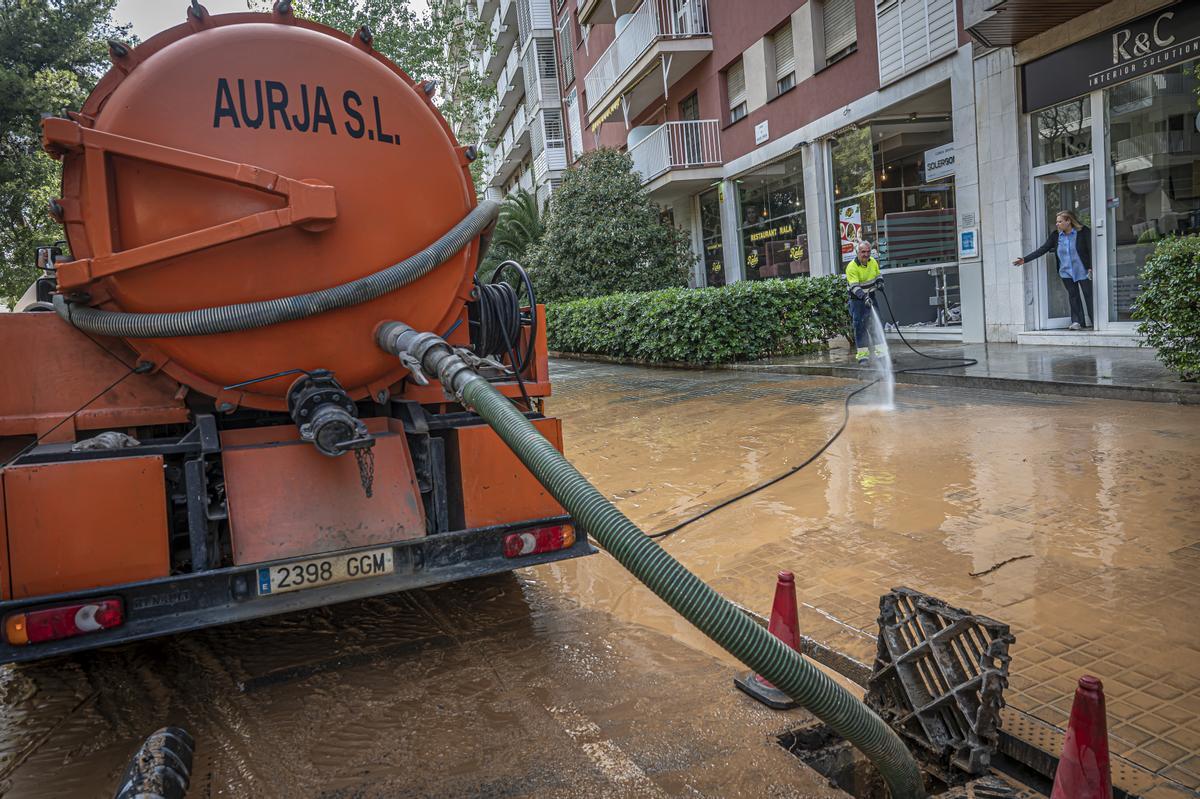 Escape de agua de grandes dimensiones en la avenida Pedralbes con el paseo Manuel Girona de Barcelona