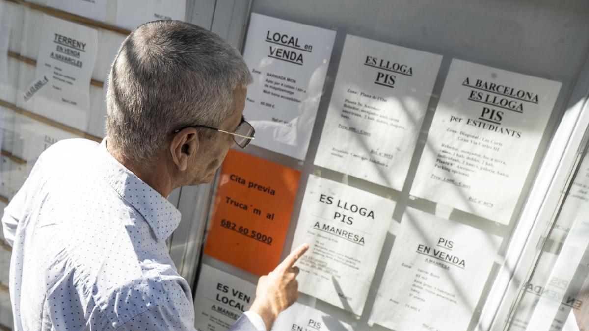 Una persona consultant els lloguers anunciats per una immobiliària