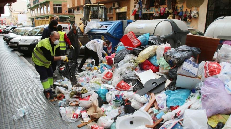 Recogida de residuos ayer tarde en la calle Padre Coloma.