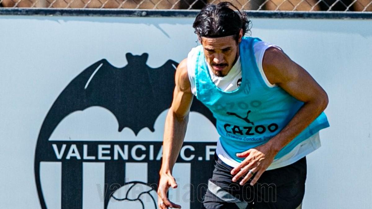 Cavani completó este domingo su primer entrenamiento grupal con el Valencia