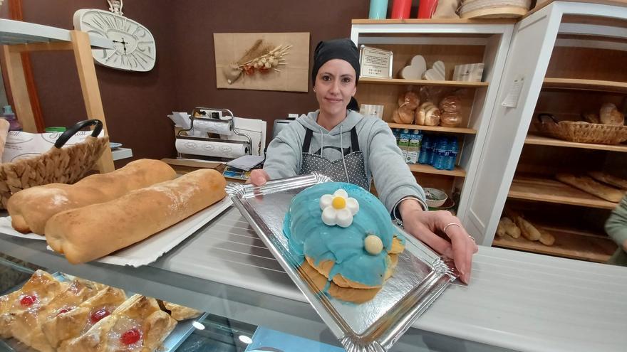 Dulce azul para el pitufo &quot;gruñón&quot;: una confitería crea un cruasán que homenajea a la figura gigante de Lugones