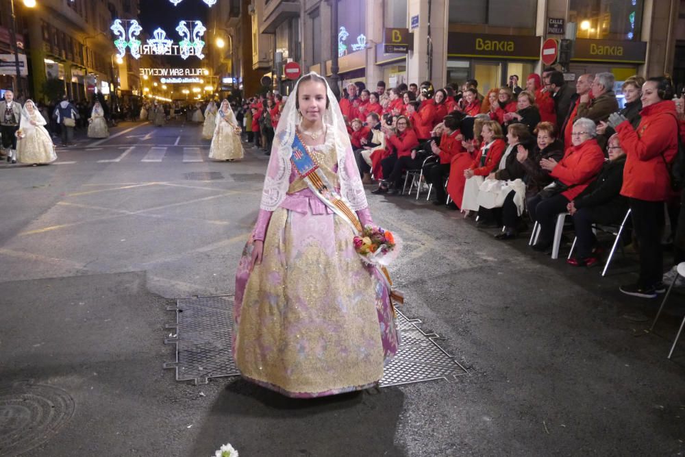 Así desfiló Sofía Soler y la comitiva oficial en la Ofrenda