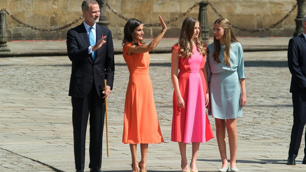 Los Reyes, Felipe VI y Letizia, acompañados por la Princesa de Asturias, Leonor de Borbón, y la Infanta Doña Sofía, saludan a su llegada a una Ofrenda Nacional al Apóstol Santiago.