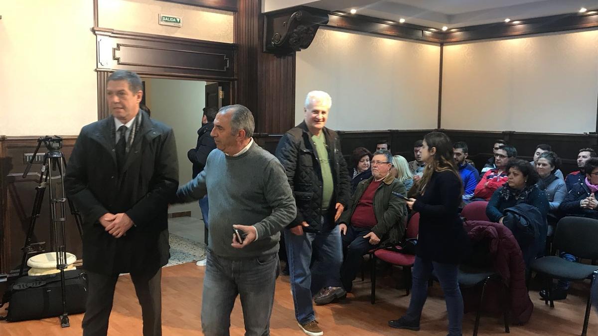 El Cónsul de Rumanía en Sevilla es acompañado por el alcalde de Pedrera. /