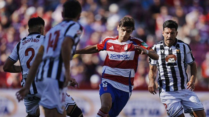 Los albinegros Zarfino y Jojic presionan al jugador del Granada Gonzalo Villar.