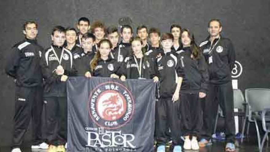 Equipo del Club Taekwondo Benavente Quesos El Pastor desplazado a Euskadi.