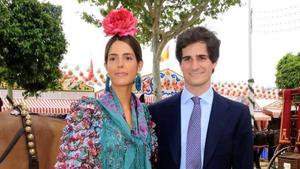 Fernando Fitz-James Stuart, primogénito del actual duque de Alba y Matilde Solís, posa con su prometida Sofía Palazuelo, en la feria de Sevilla, el pasado abril.