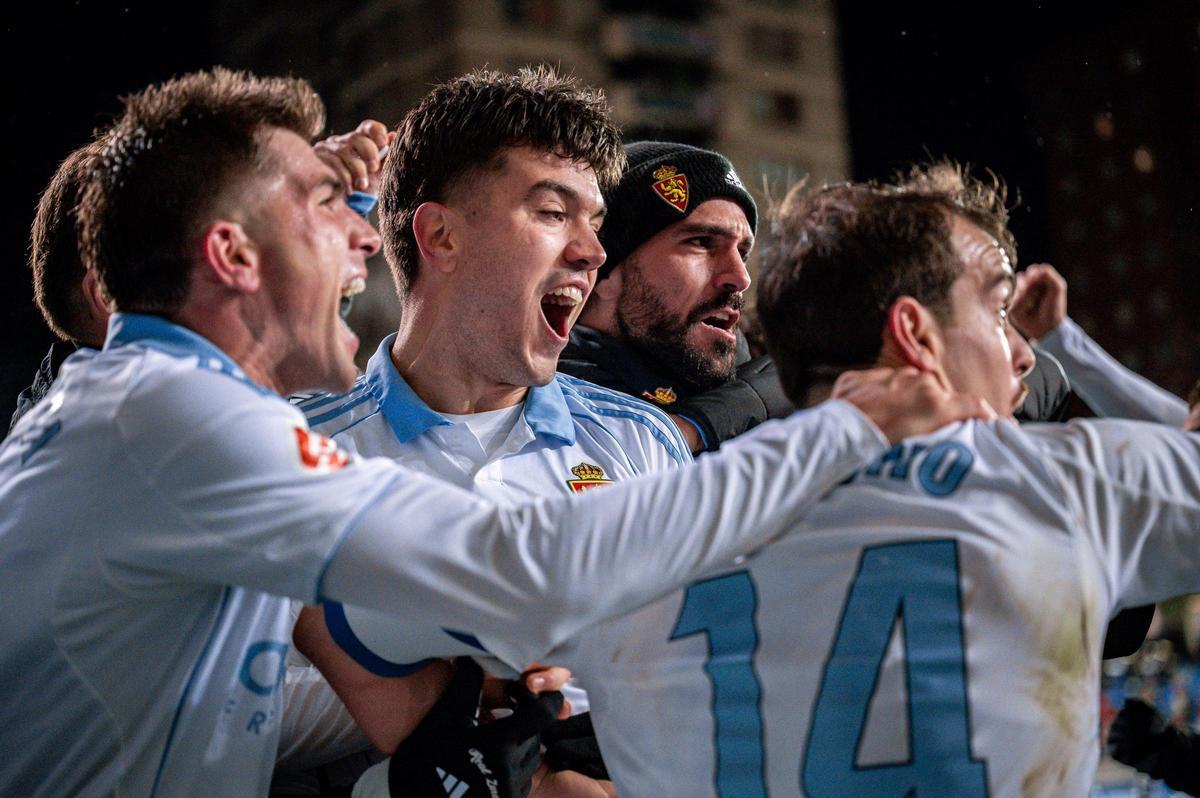 Los jugadores del Real Zaragoza celebran un gol en la victoria en Ipurúa