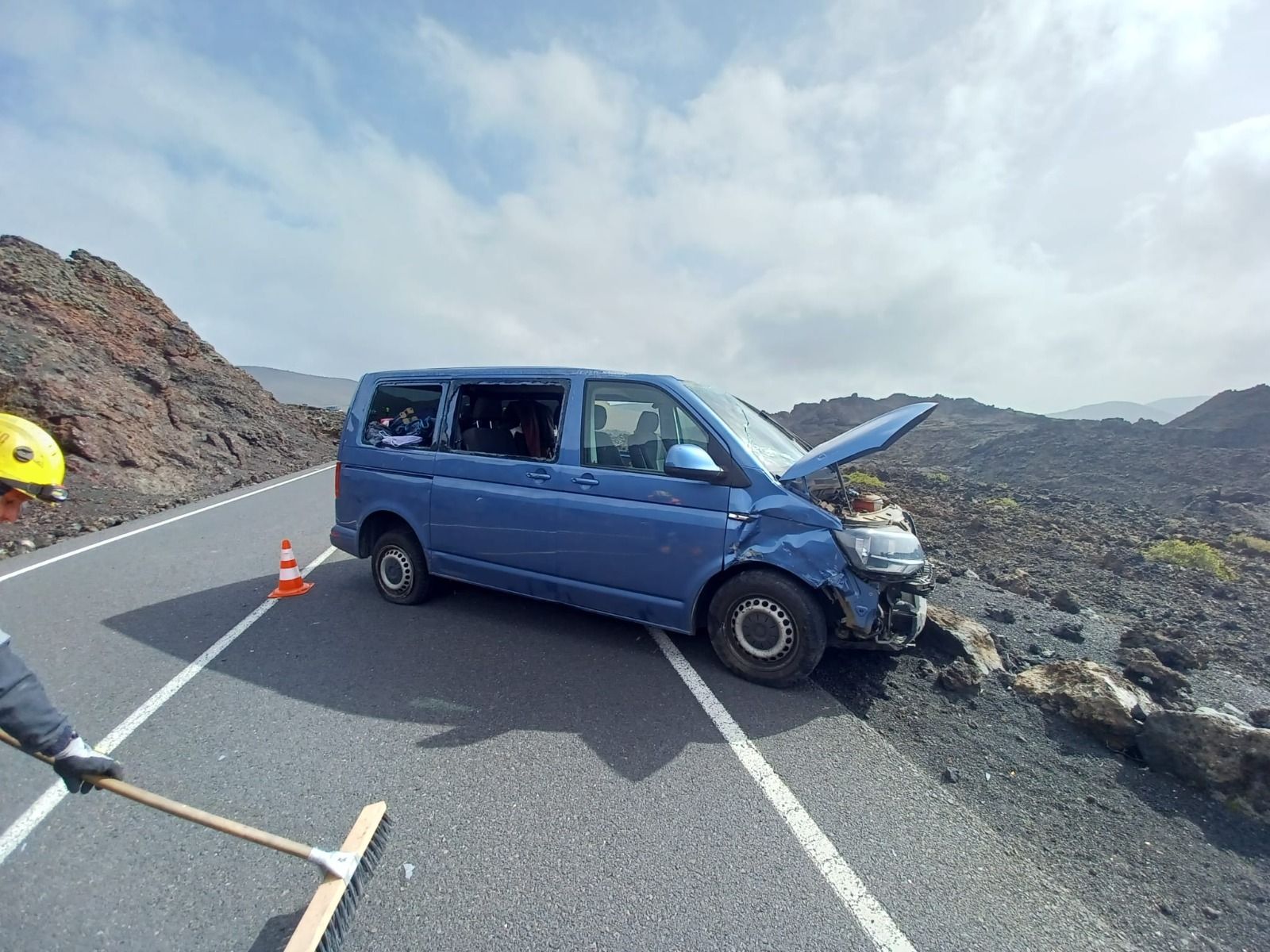 Una furgoneta vuelca con un padre y sus hijas en la carretera del Parque Nacional de Timanfaya