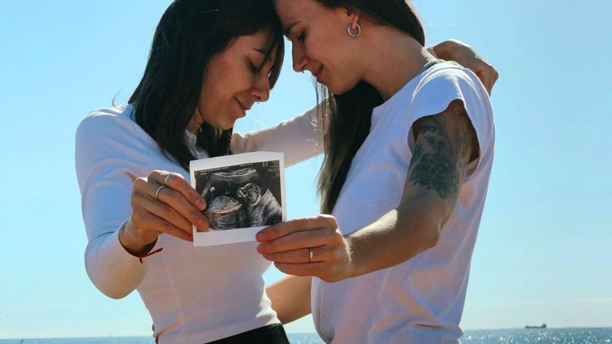 Amor y maternidad compartida: la historia de Chelo y Tati con el método ROPA