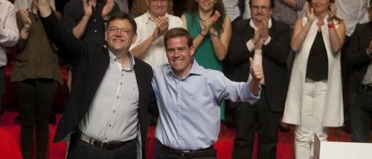 Ximo Puig y Roger Cerdà, ayer durante el acto de presentación en Xàtiva de los candidatos del PSPV de la Costera y la Canal.