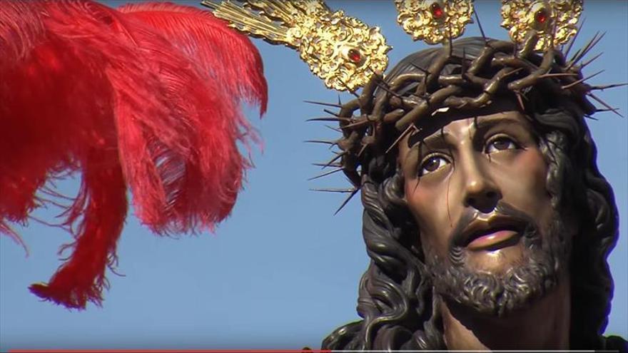 Multado por poner su cara a un Cristo