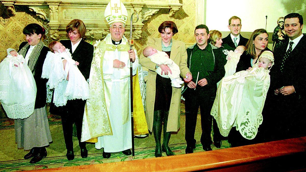 El obispo de Segorbe-Castellón Juan Antonio Reig Pla, con bautismos