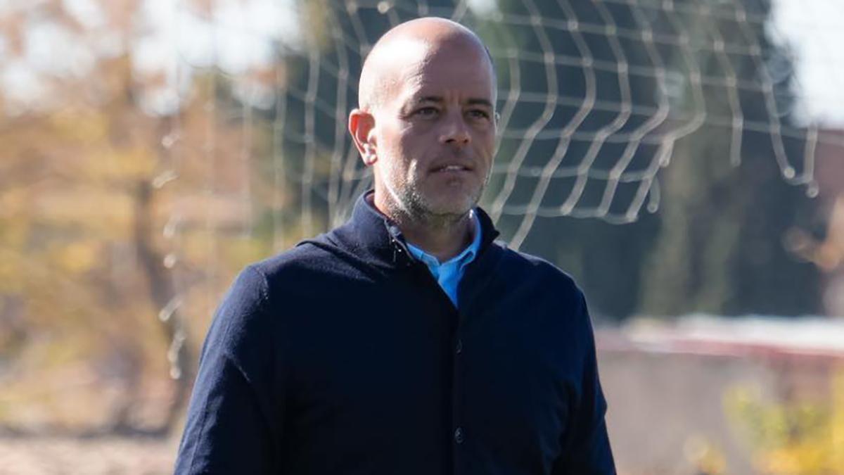 Salva Serrano renueva su compromiso como director deportivo del Ciudad de Lucena.