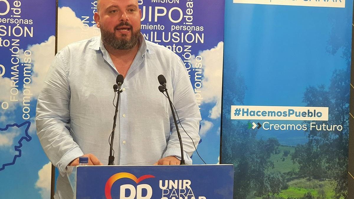 El presidente del PP de la provincia de Badajoz, Manuel Naharro, durante la rueda de prensa.