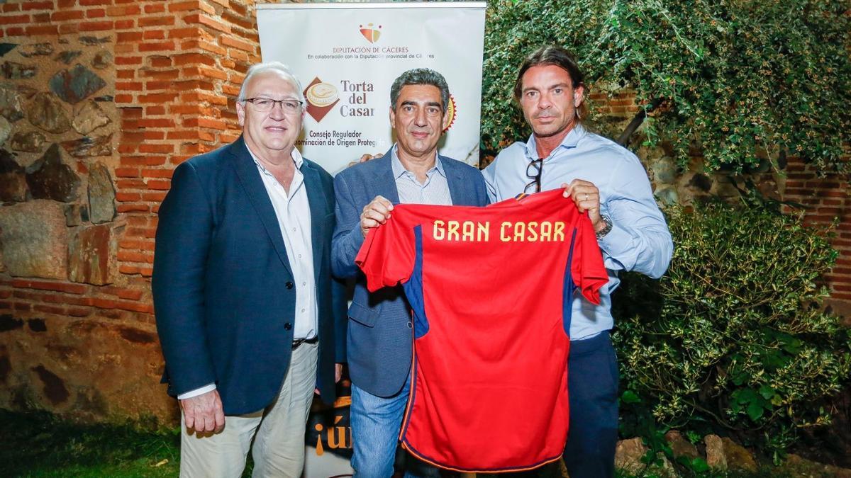 Mario Blasco, Javier Muñoz y Félix Sánchez, con la camiseta de La Roja con el nombre de &#039;Gran Casar&#039;.