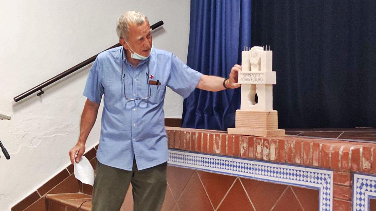 José Balmón presenta el monolito que ha ideado.