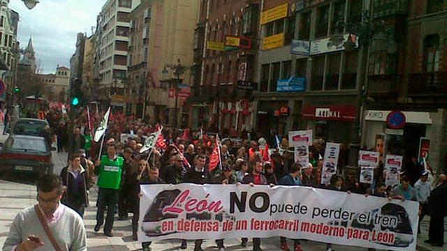 Miles de leoneses salen a la calle en defensa del tren y para exigir la ...