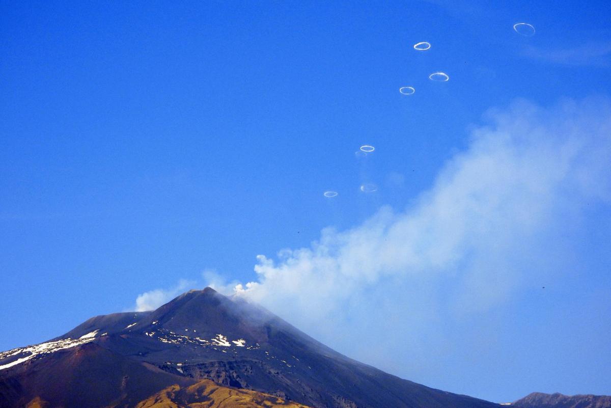 Anillos de humo saliendo del Etna