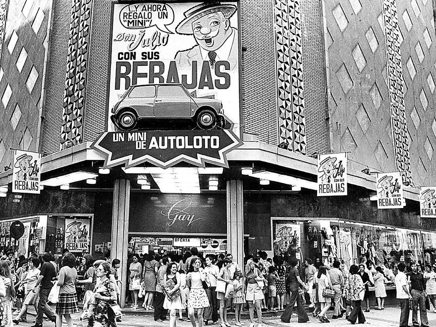 Las rebajas de Don Julio en los grandes almacenes Gay de Zaragoza, en calle Alfonso, 1970