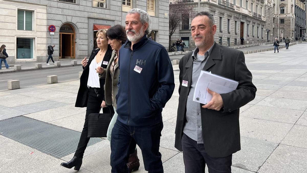 El padre de la víctima del 17-A, Francisco Javier Martínez, a su llegada al Congreso, junto a diputados de Junts.