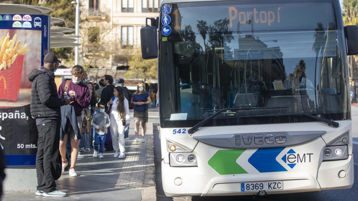 Pasajeros aguardan para subir a un bus de la EMT en Palma.