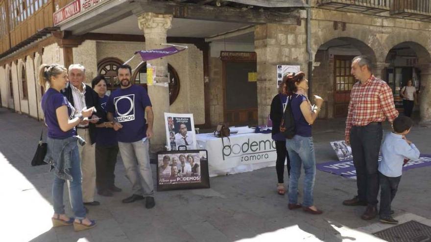 Mesa informativa instalada en la Plaza Mayor tras la creación del círculo local este verano.