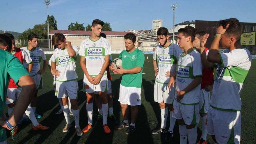 Guillermo García le da instrucciones a sus jugadores. // Iñaki Osorio