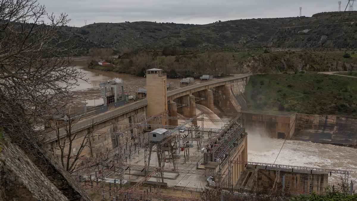 Presa del embalse de Ricobayo con sus compuertas abiertas
