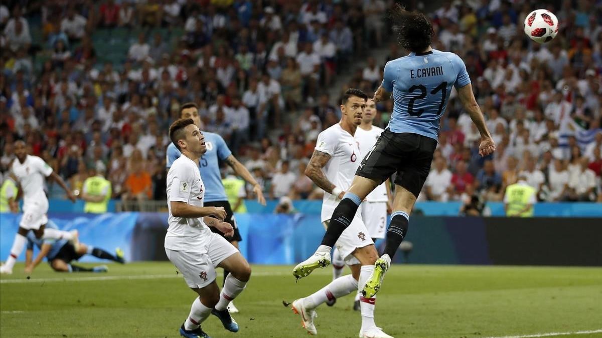 Cavani remata de cabeza el pase de Suárez que ha significado el 1-0 para Uruguay.