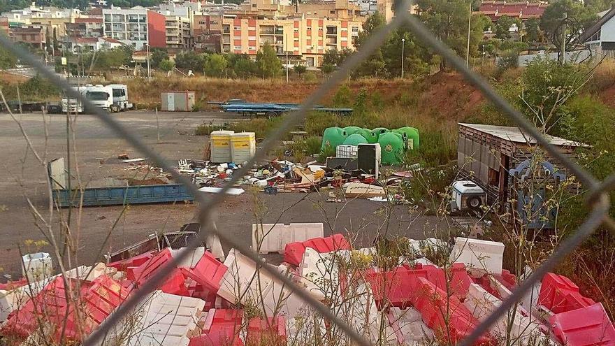 La parcela del futuro colegio de Gilet, convertida en almacén de trastos y basura