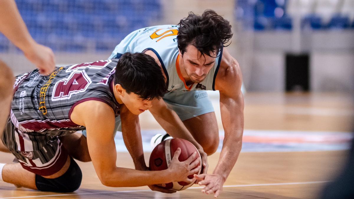 Joan Feliu lucha por un balón en el suelo con el visitante Álvaro Fernández