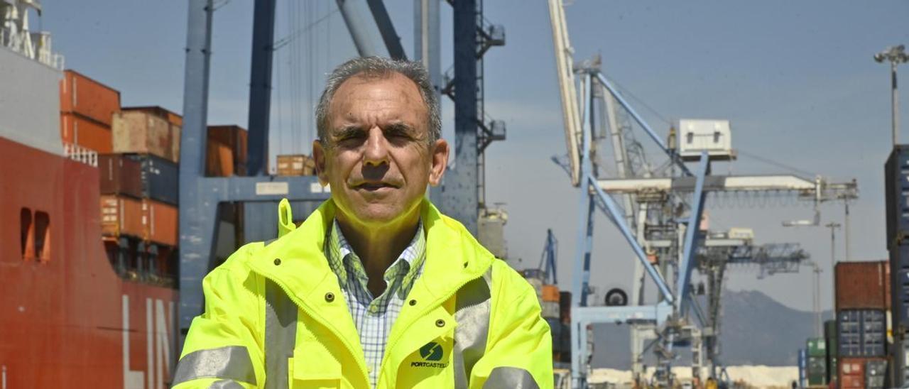 El nuevo presidente de la Autoridad Portuaria, Enrique Vidal, recorre el puerto junto a ‘Mediterráneo’.