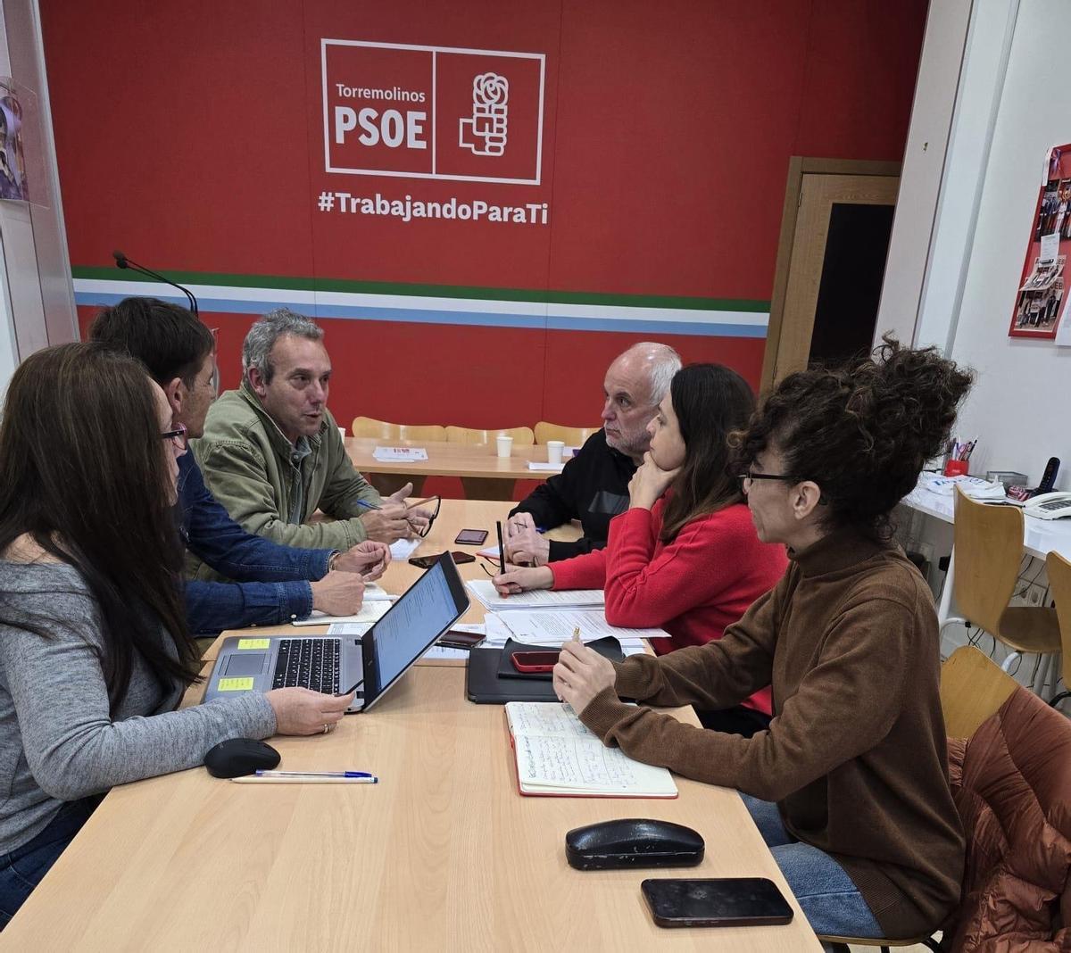 Los socialistas se han reunido con los vecinos afectados para los que “pedimos que se busque una solución asequible para mantener su vivienda”