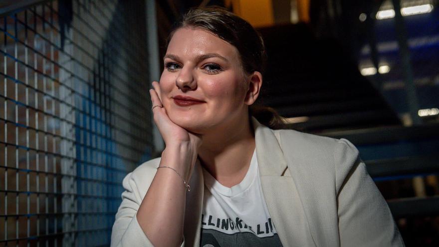 Stella Tack: "Los subgéneros como la fantasía oscura o el 'romantasy' siempre funcionan en olas, como las modas"