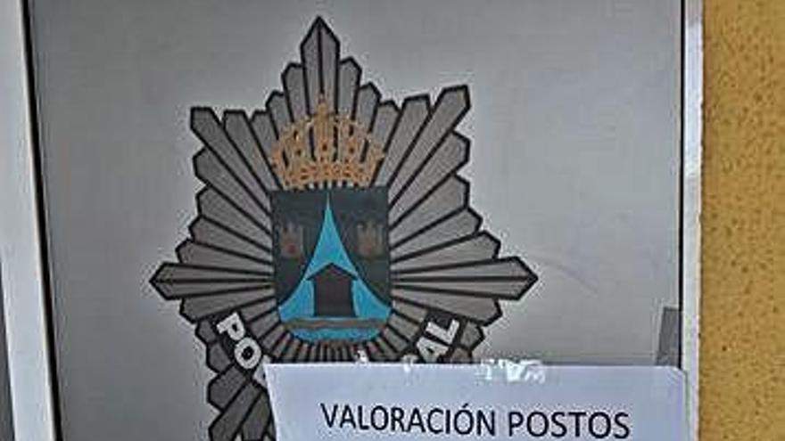 Cartel de protesta colocado en la comisaría de la Policía Local de Arteixo.