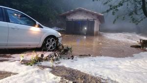 Rescatades a Lleida dues persones atrapades en un cotxe arrossegat per l’aigua