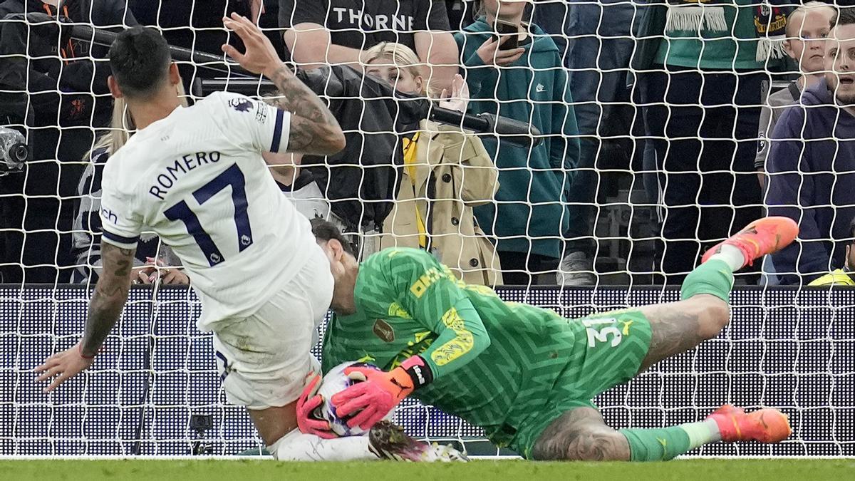 Cristian Romero golpea a Ederson durante el duelo entre el Tottenham y el City.