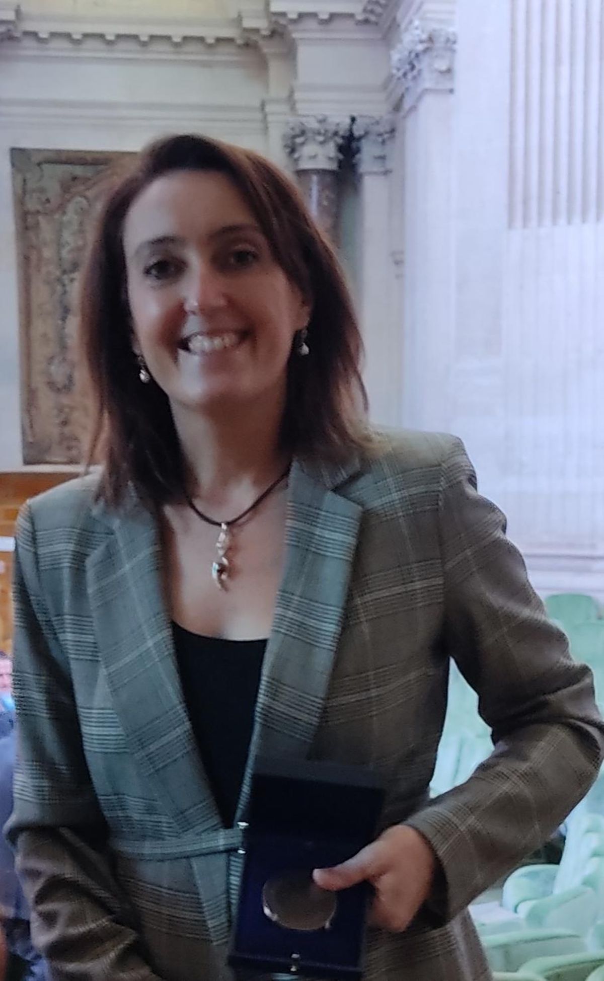 Yolanda Prezado, tras recibir la medalla de la Academia de Ciencias de Francia.