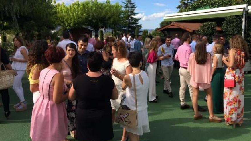 Los empleados del concesionario en los instantes previos a la comida.