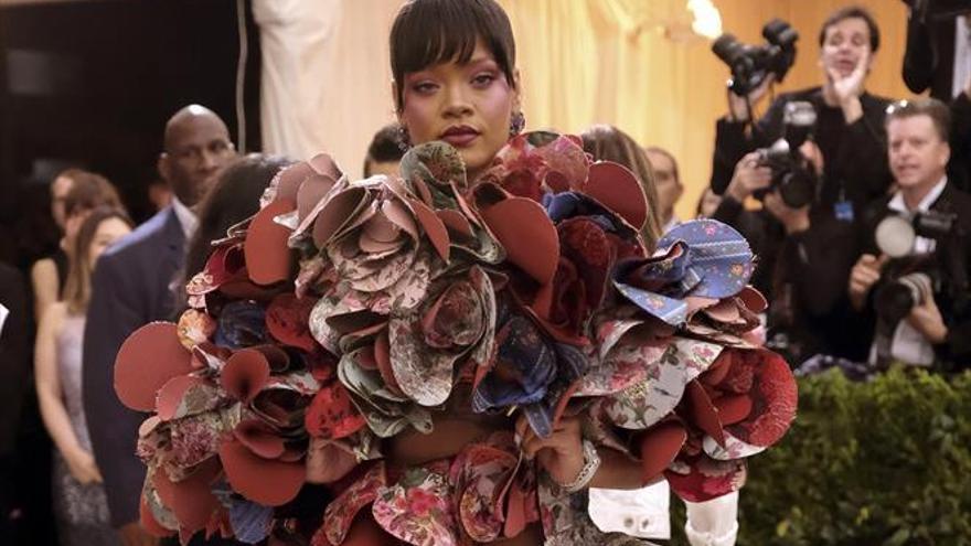 La moda une a Rihanna, Clooney y Versace