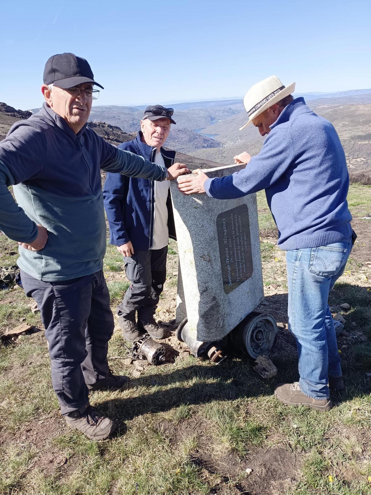 Repuesto el monolito y rescatadas piezas del avión siniestrado en Moncalvo