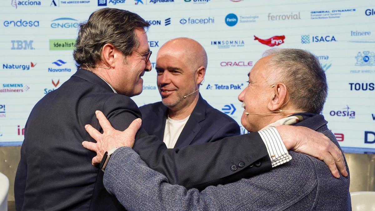 El presidente de la CEOE, Antonio Garamendi (izquierda), junto a los líderes de CCOO, Unai Sordo (centro) y Pepe Álvarez (derecha).