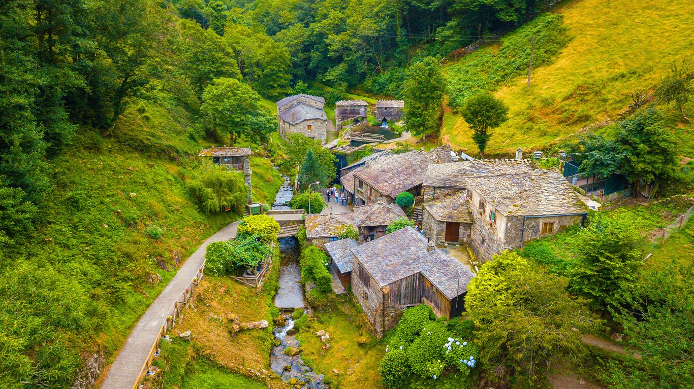 Pequeño pueblo rural de Asturias