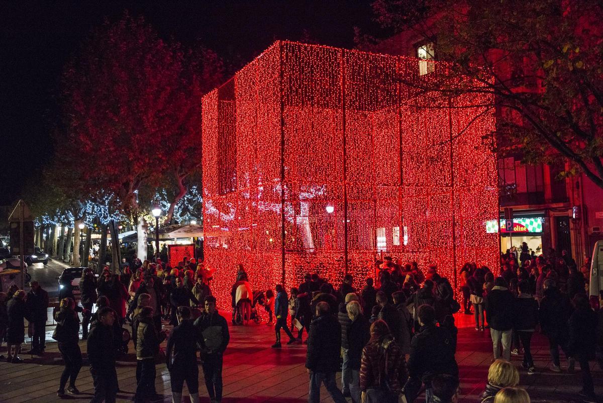 El cub vermell lluminós que va quedar instal·lat a la plaça el 2018